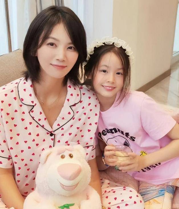 今独自抚养孩子的曹曦文活成人生赢家MG不朽情缘曾情断陈思诚嫁给富商如(图12)